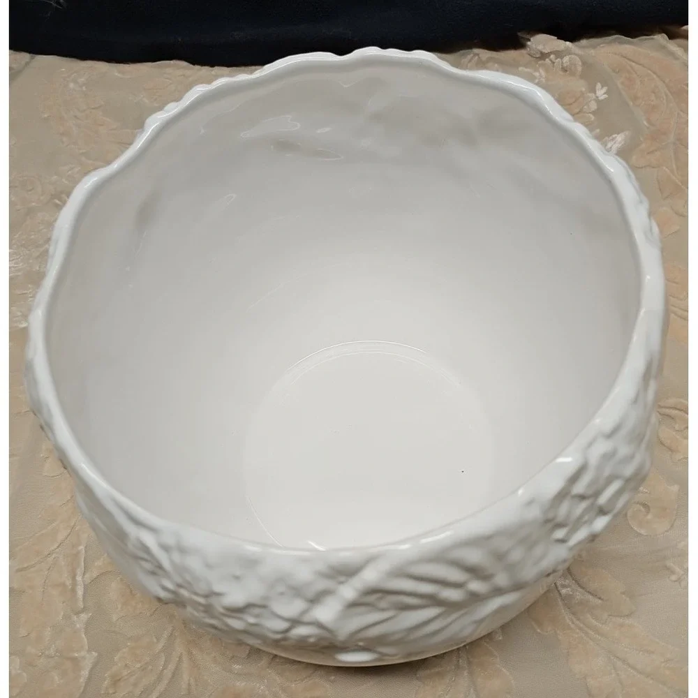 Vntg‎ Large white planter with leaves and flowers molded in pottery